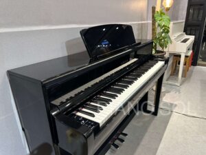 YAMAHA CLP675PE Đen Bóng