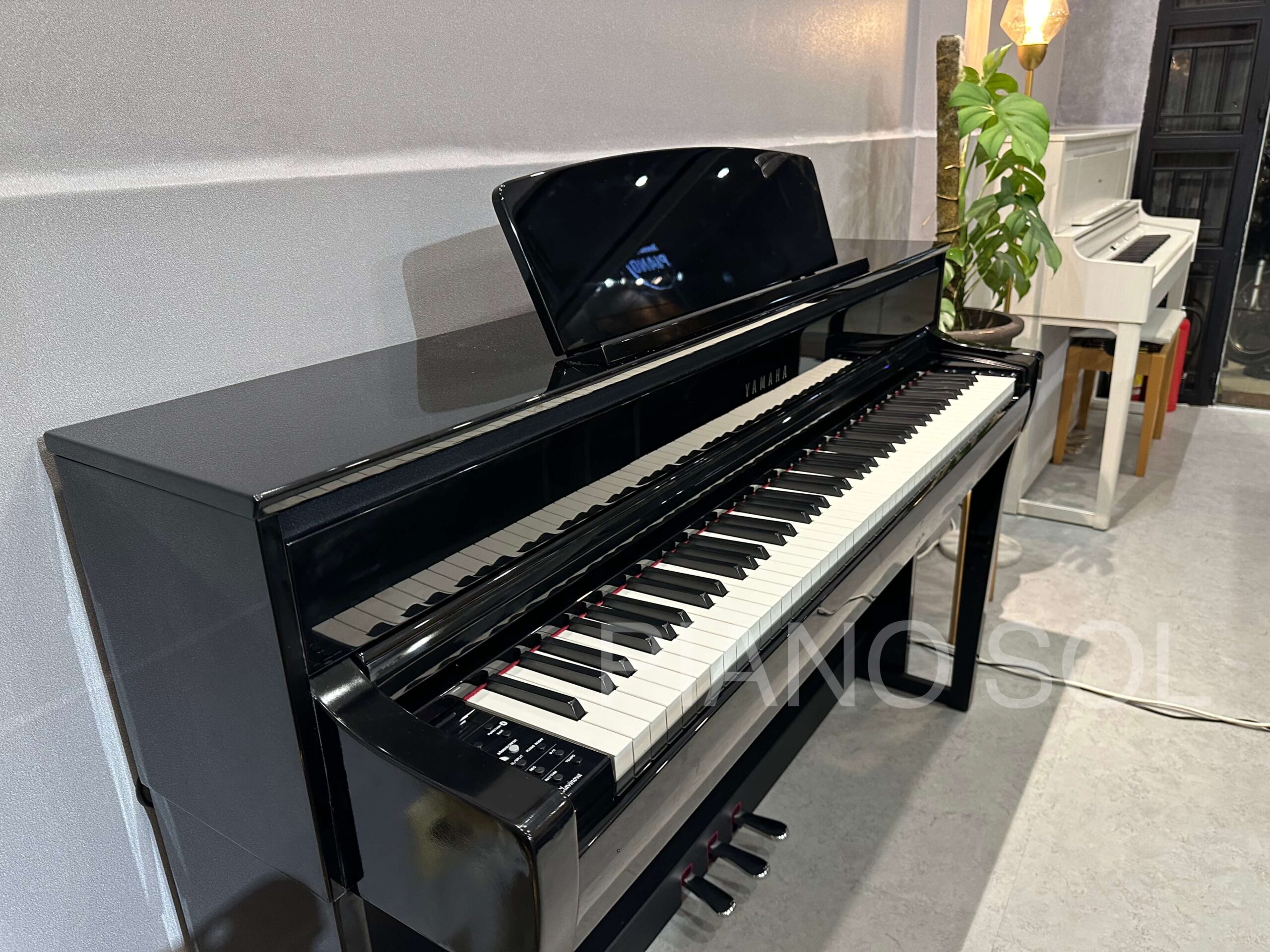 YAMAHA CLP675PE Đen Bóng