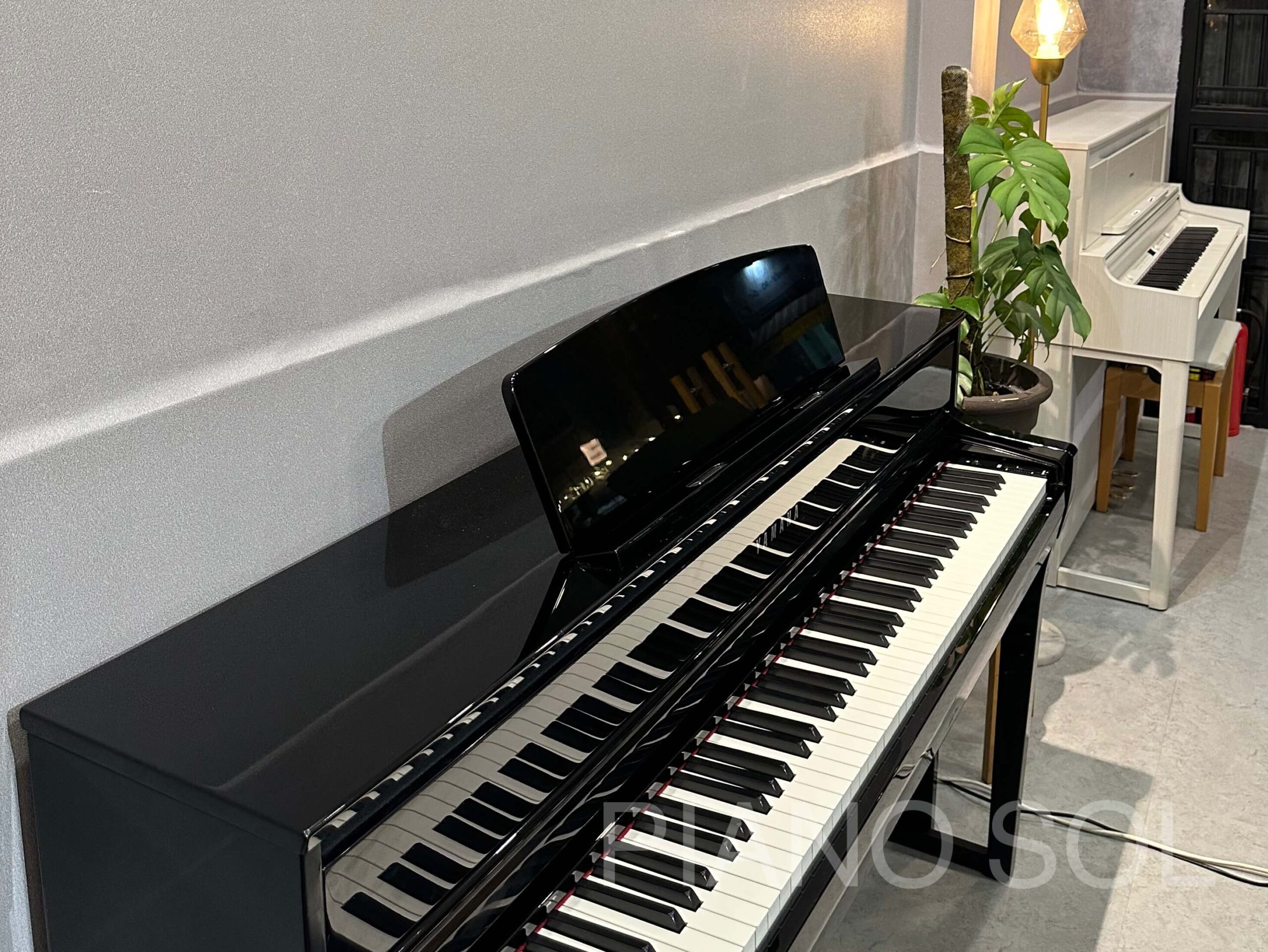 YAMAHA CLP675PE Đen Bóng