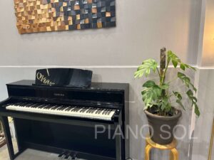 YAMAHA CLP675PE Đen Bóng