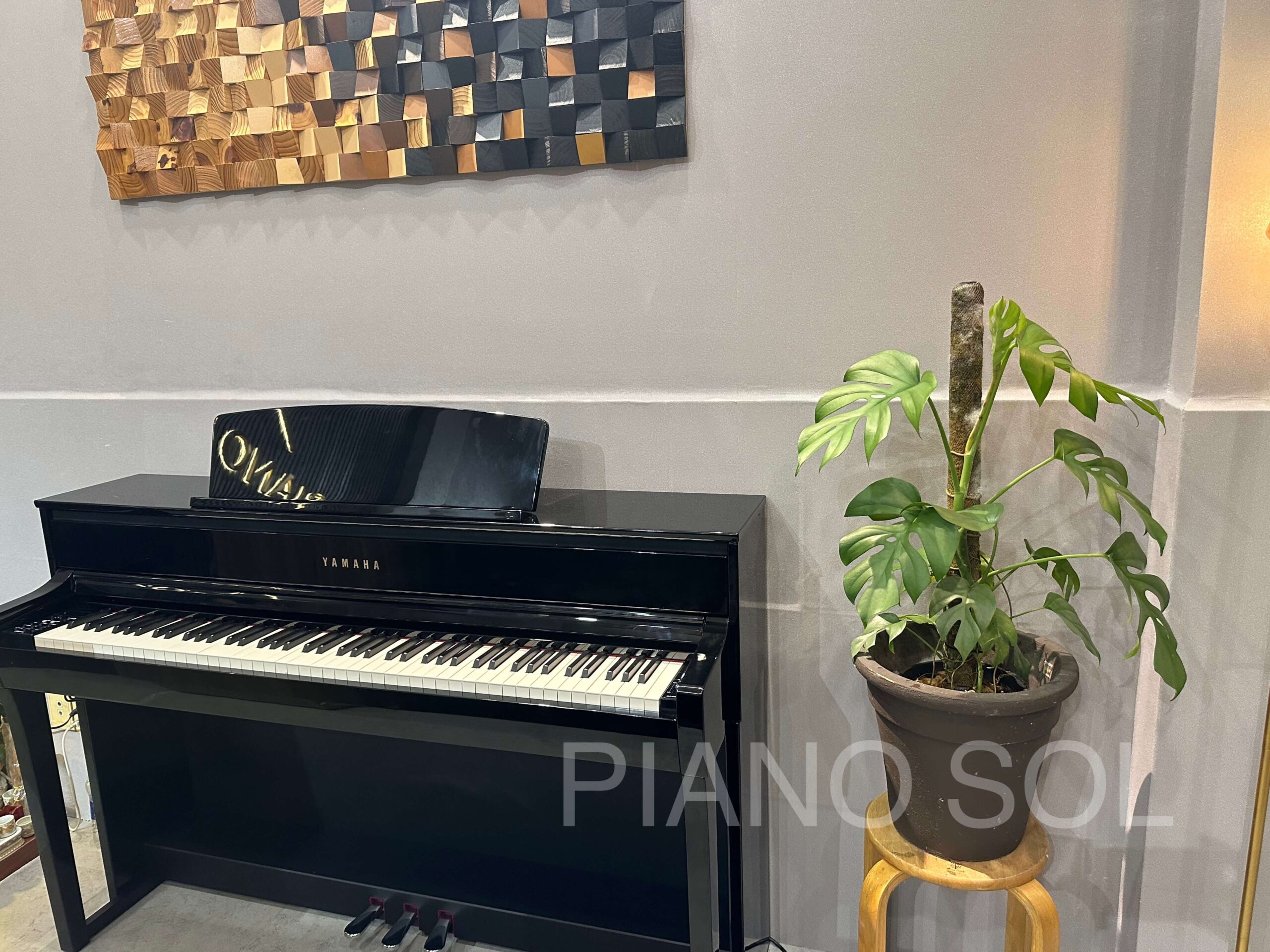 YAMAHA CLP675PE Đen Bóng