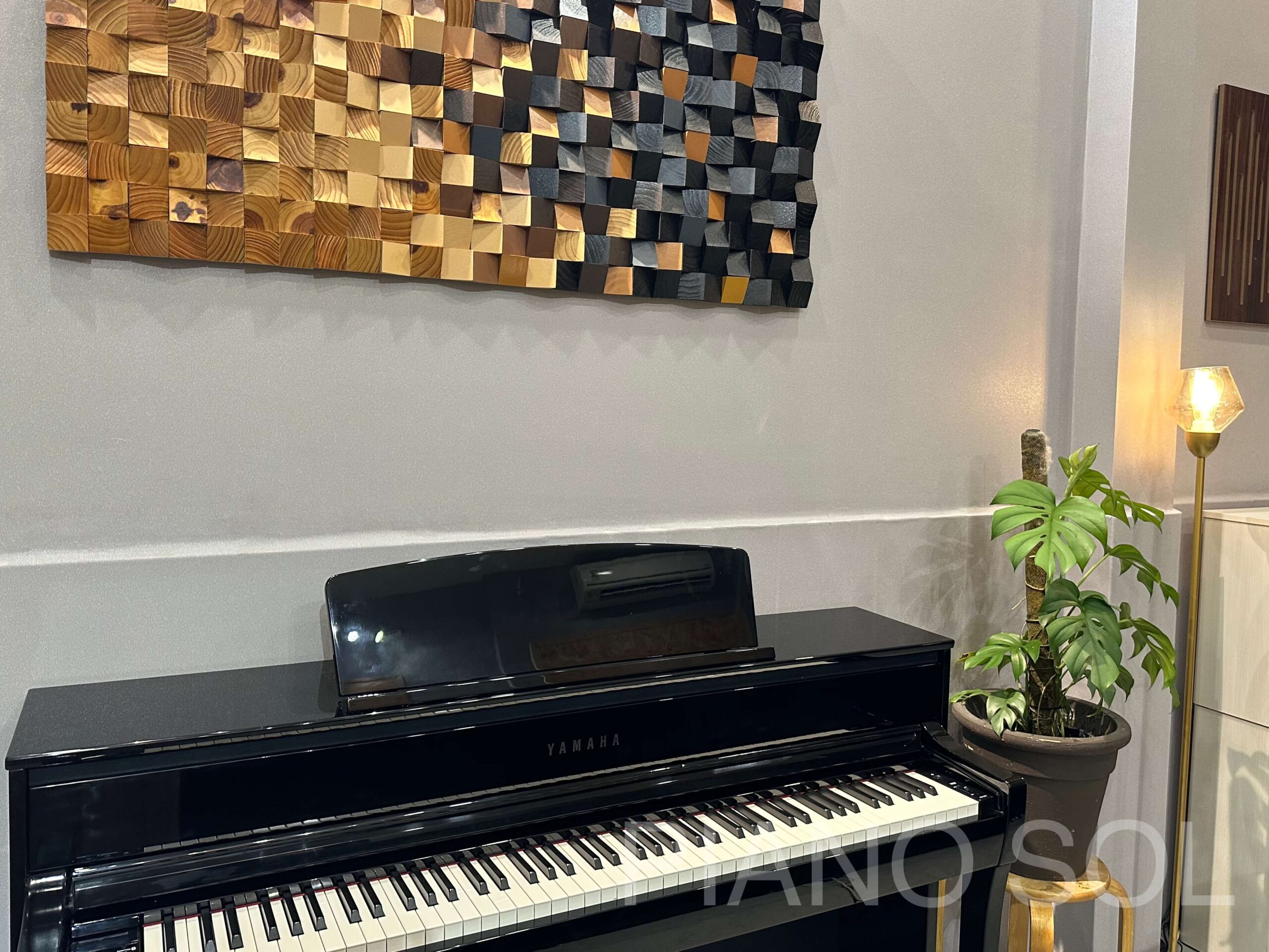 YAMAHA CLP675PE Đen Bóng